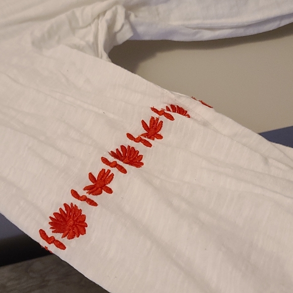 White V-Neck Tunic with Red Design - Size XXL - Picture 2 of 4